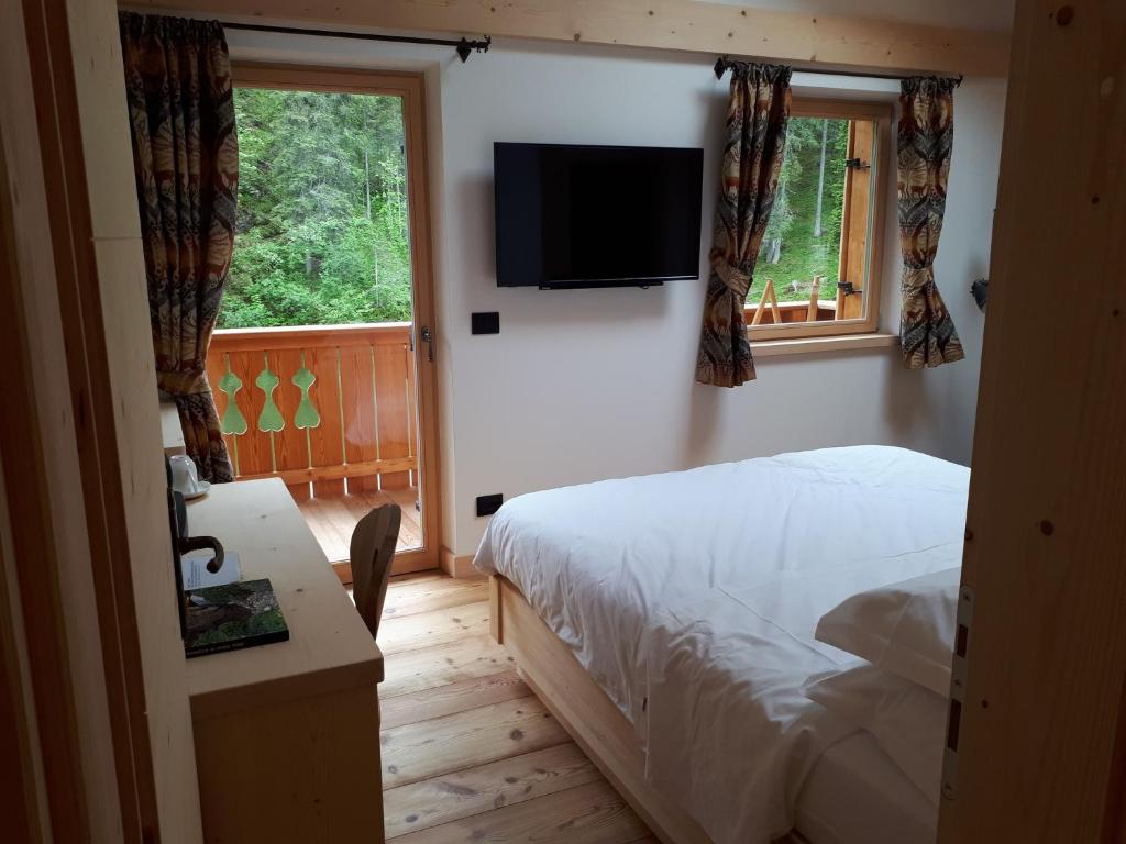Postel nebo postele na pokoji v ubytování Rifugio Lago D'Ajal