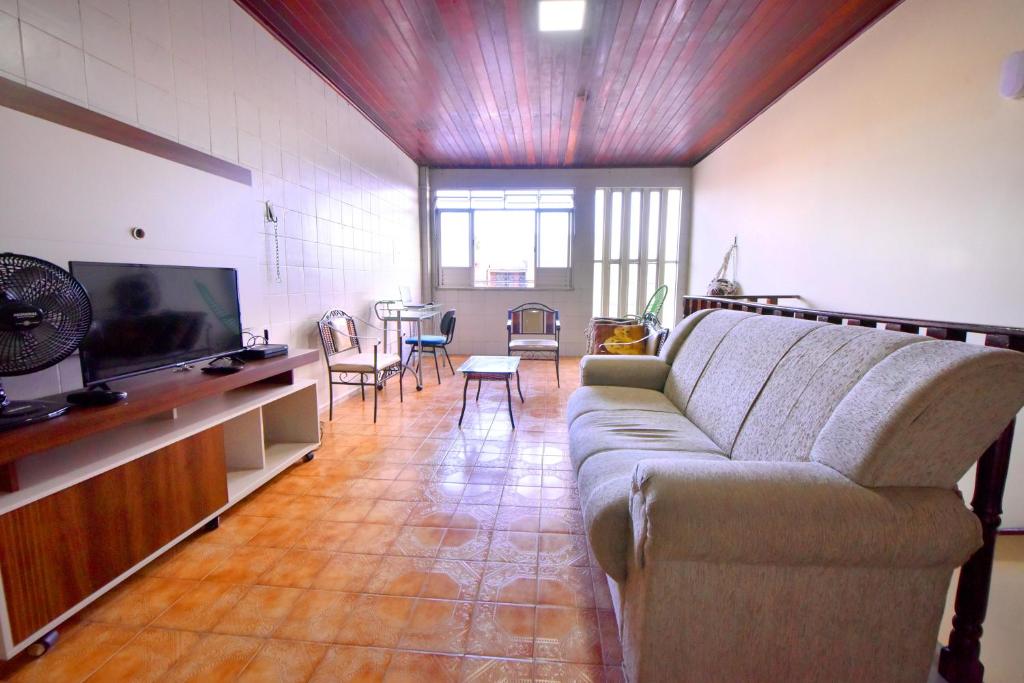 un soggiorno con divano e TV di Casa no Centro, Home Office com ar condicionado ad Aracaju