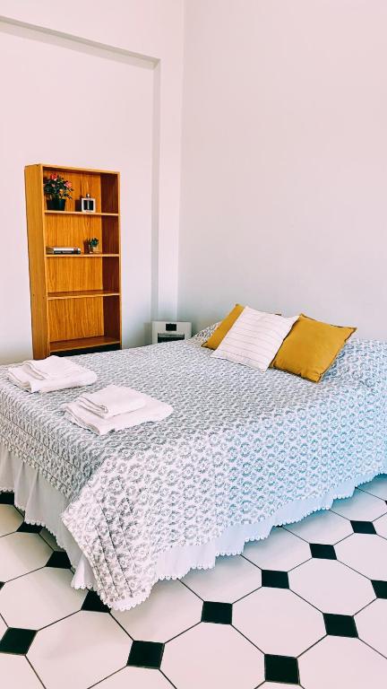 1 dormitorio con 1 cama y suelo blanco y negro en Departamentos PLENO CENTRO en Tupungato