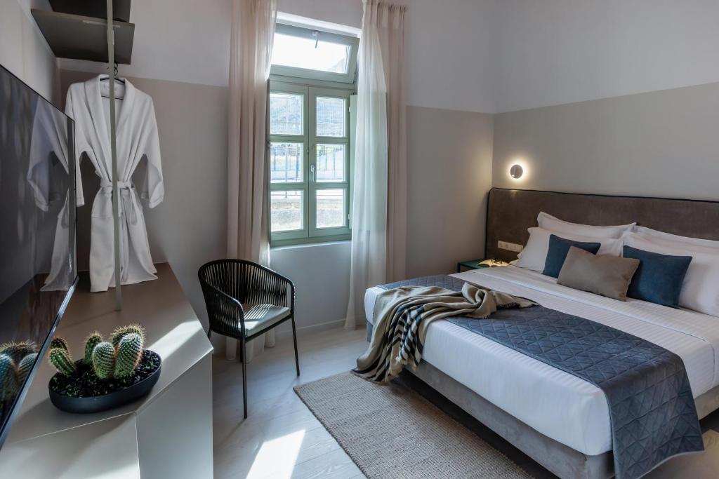 um quarto com uma cama grande e uma cadeira em Octavia comfort bungalows with amazing view em Corinto
