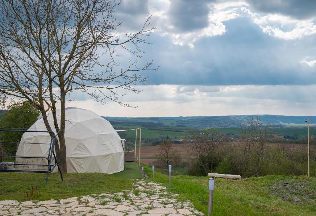 Příroda nedaleko luxury tent