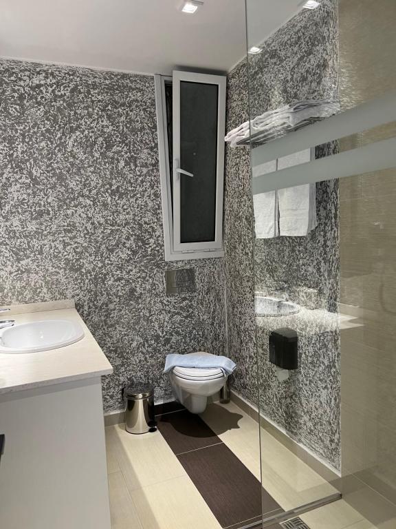 Koupelna v ubytování 3B Suites Boutique Hotel