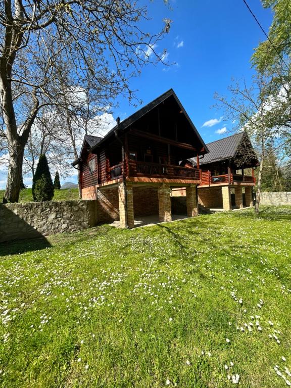 Ljubovija的住宿－Drinka，山丘上的房子,前面有绿地
