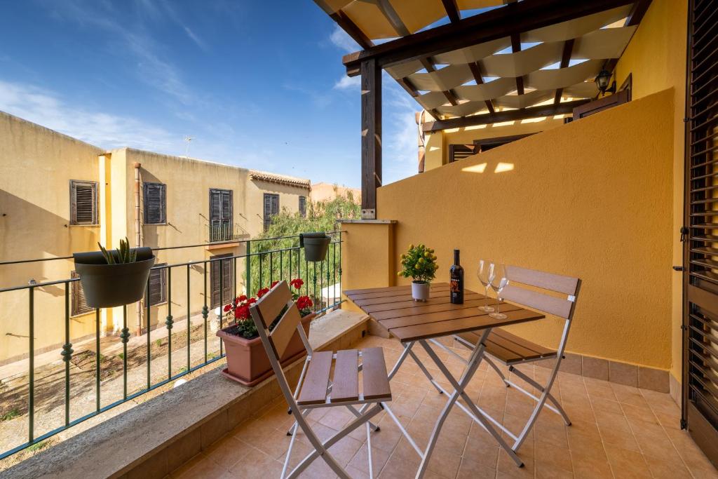 a patio with a table and chairs on a balcony at Casa al Vicolo 99 in Birgi Vecchi