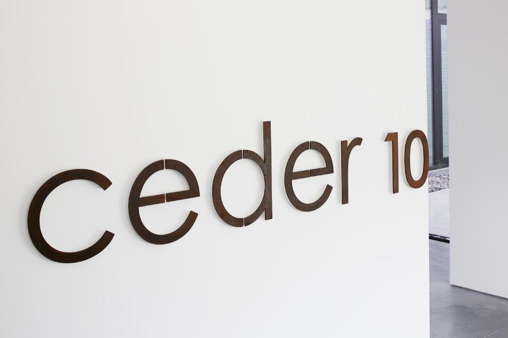 Kruibeke的住宿－B&B Ceder10，白色墙上的职业生涯标志