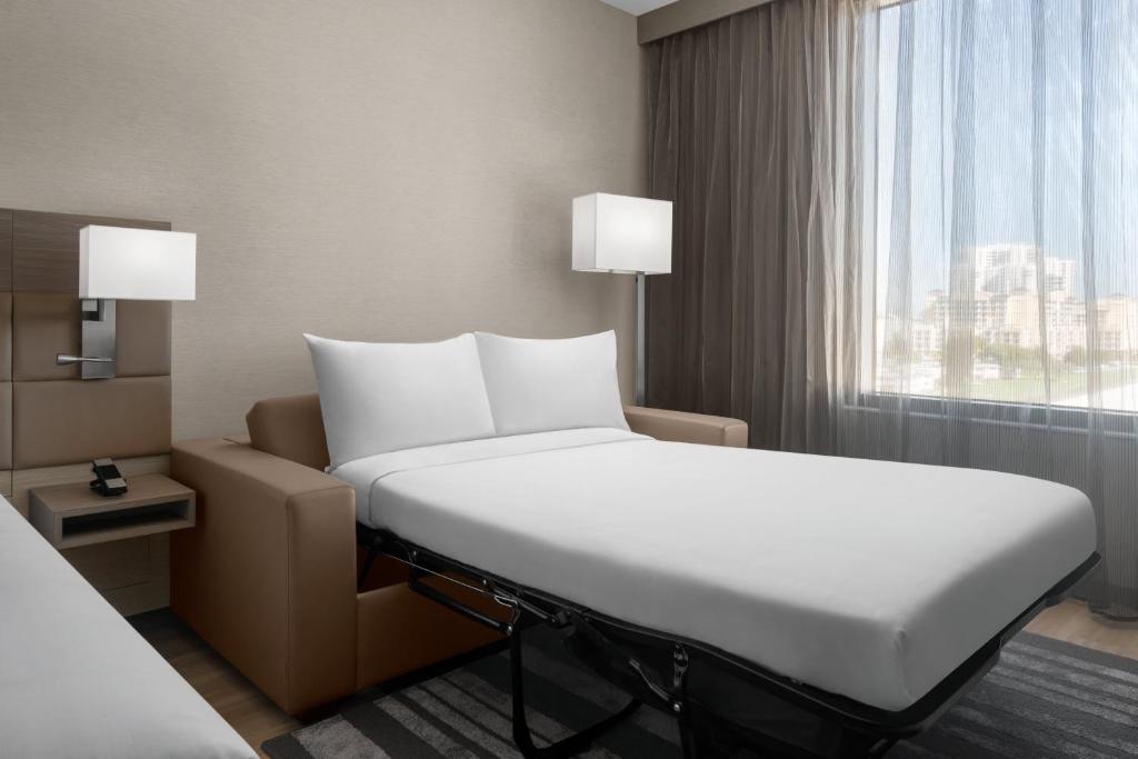Postel nebo postele na pokoji v ubytování AC Hotel by Marriott Miami Dadeland