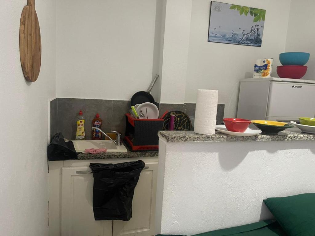 eine Küche mit einer Theke mit einer gefüllten Arbeitsplatte in der Unterkunft Appartement 2 à Carthage byrsa in Douar ech Chott