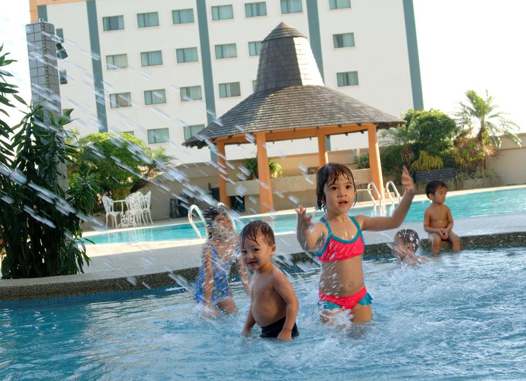 Bazén v ubytování Bayview Hotel Melaka nebo v jeho okolí