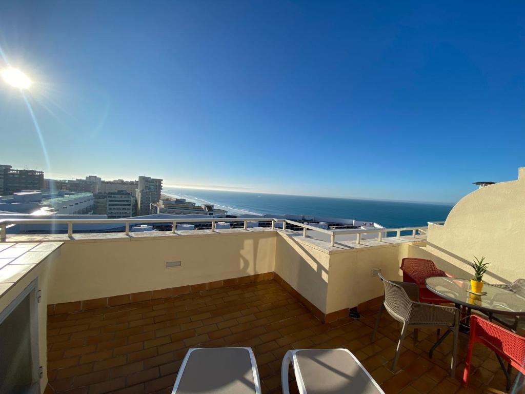 a balcony with a view of the ocean at Atico Apartamento Loft Playa Victoria Cadiz in Cádiz