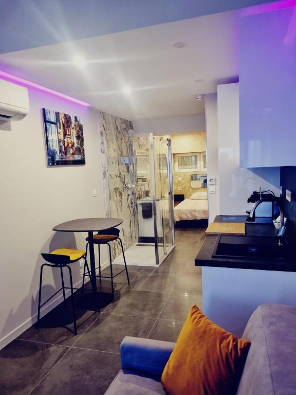 une cuisine et un salon avec une table et un canapé dans l'établissement Capricia Port Nature 2-Coursives -Vue mer, au Cap d'Agde