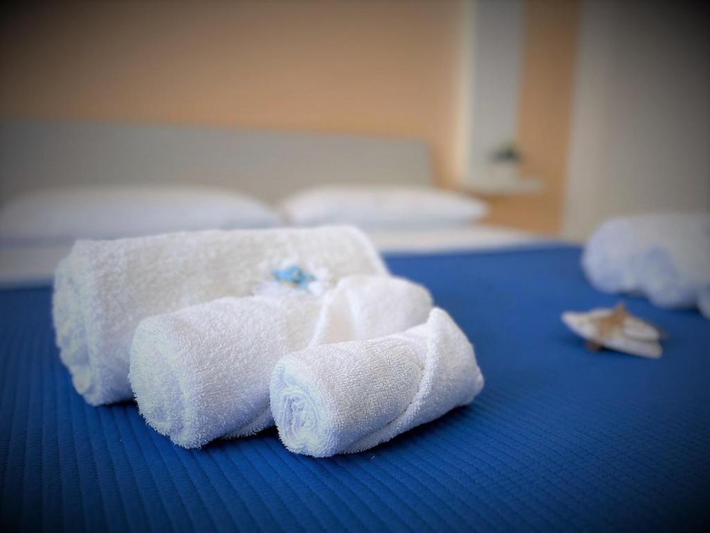um grupo de toalhas brancas numa cama em IL CENTRO DI GALLIPOLI em Gallipoli