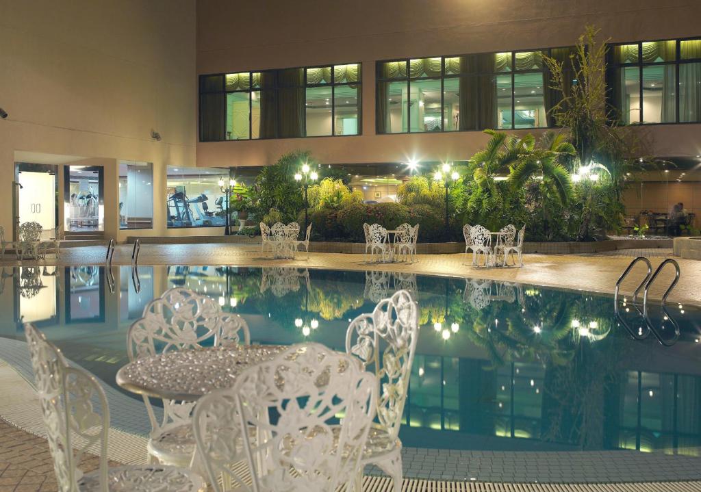 Bazén v ubytování Bayview Hotel Melaka nebo v jeho okolí