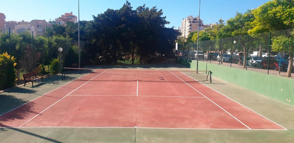 Tenis a/nebo squash v ubytování Espectacular Apartamento en San Juan Alicante nebo okolí