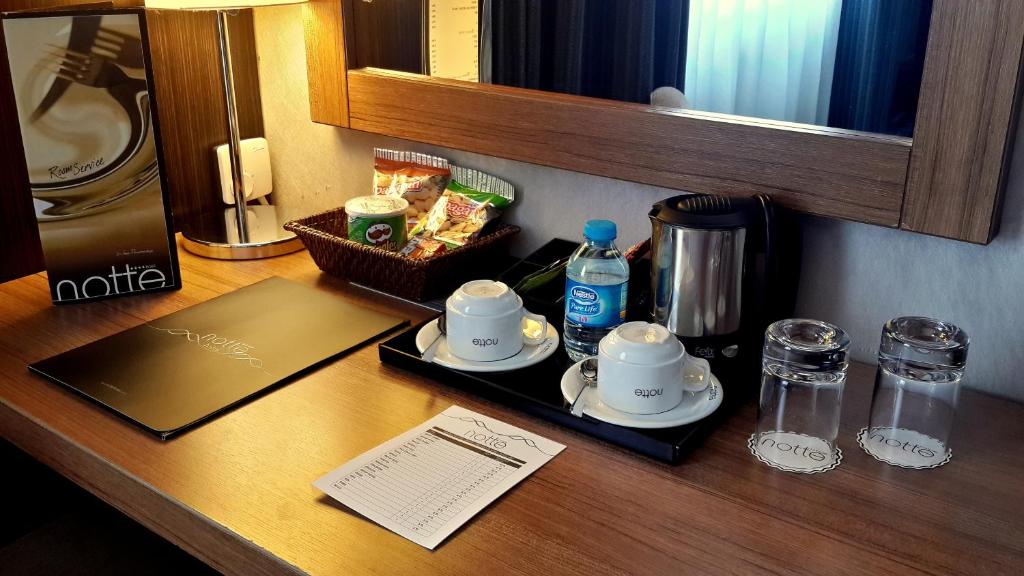 Příslušenství pro přípravu čaje a kávy v ubytování Notte Hotel