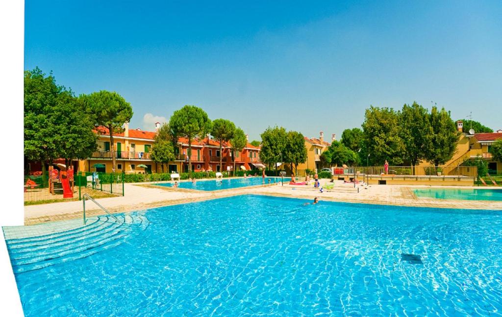 una grande piscina con acqua blu di Villaggio Michelangelo a Bibione