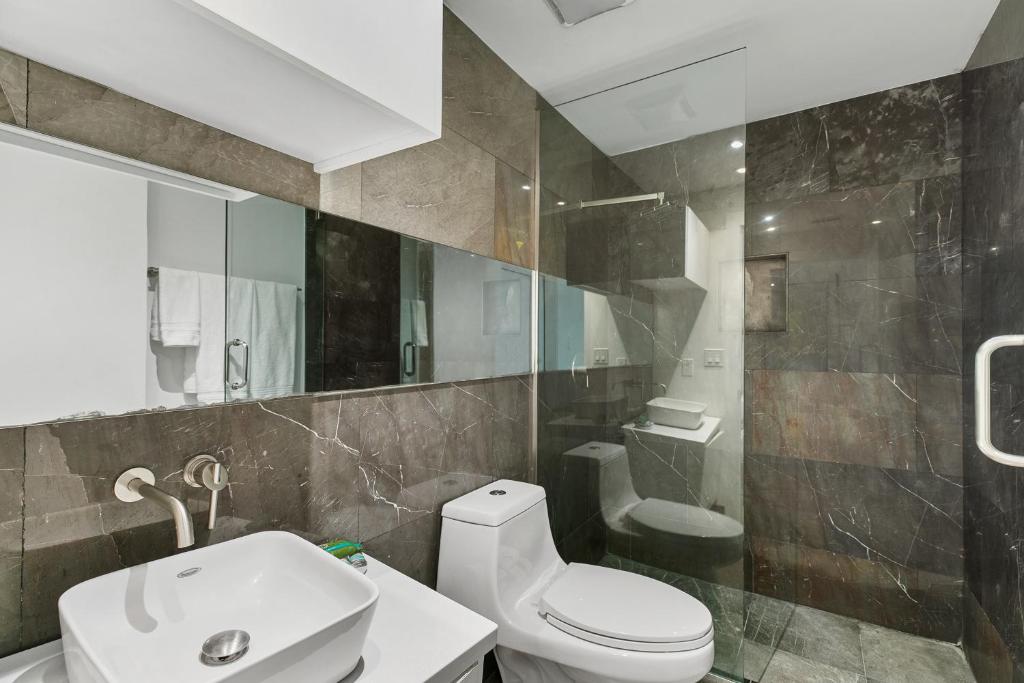 Koupelna v ubytování Upscale Modern Villa Private w Terrace in Bahia Mar Beachfront Resort, Heated Pool!