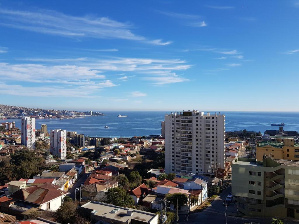 una vista aérea de una ciudad con el océano en Rincones del Placer, un lugar repleto cariño, en Valparaíso