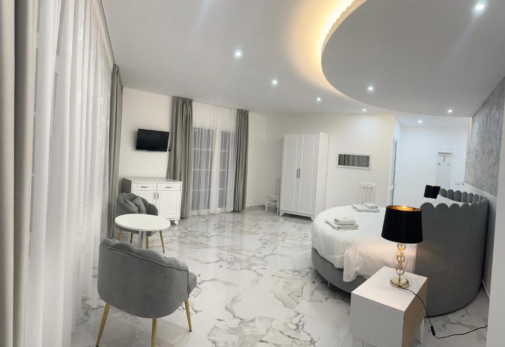 Televízia a/alebo spoločenská miestnosť v ubytovaní UJVARA HOTEL