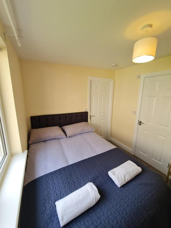 - une chambre avec un grand lit et 2 oreillers dans l'établissement Cosy Garden Studio near Dublin Airport, à Dublin