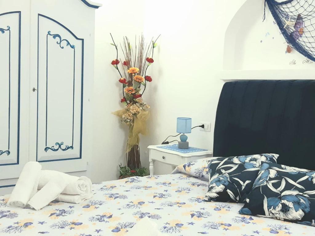 een slaapkamer met een bed en een dressoir en een bed sidx sidx bij B&B Dal Duca Enrico in Castelsardo