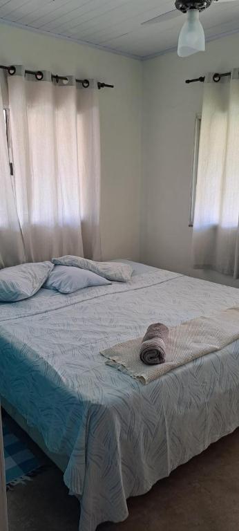 Postel nebo postele na pokoji v ubytování A Casa Morro do Moreno