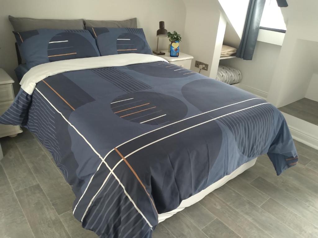 un edredón azul en una cama en un dormitorio en Up Stairs Double Apartment Innishannon Mariners Rest en Cork