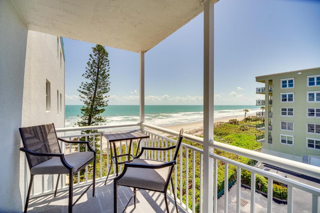 uma varanda com cadeiras e vista para a praia em Oceanview Condo on Satellite Beach! em Satellite Beach