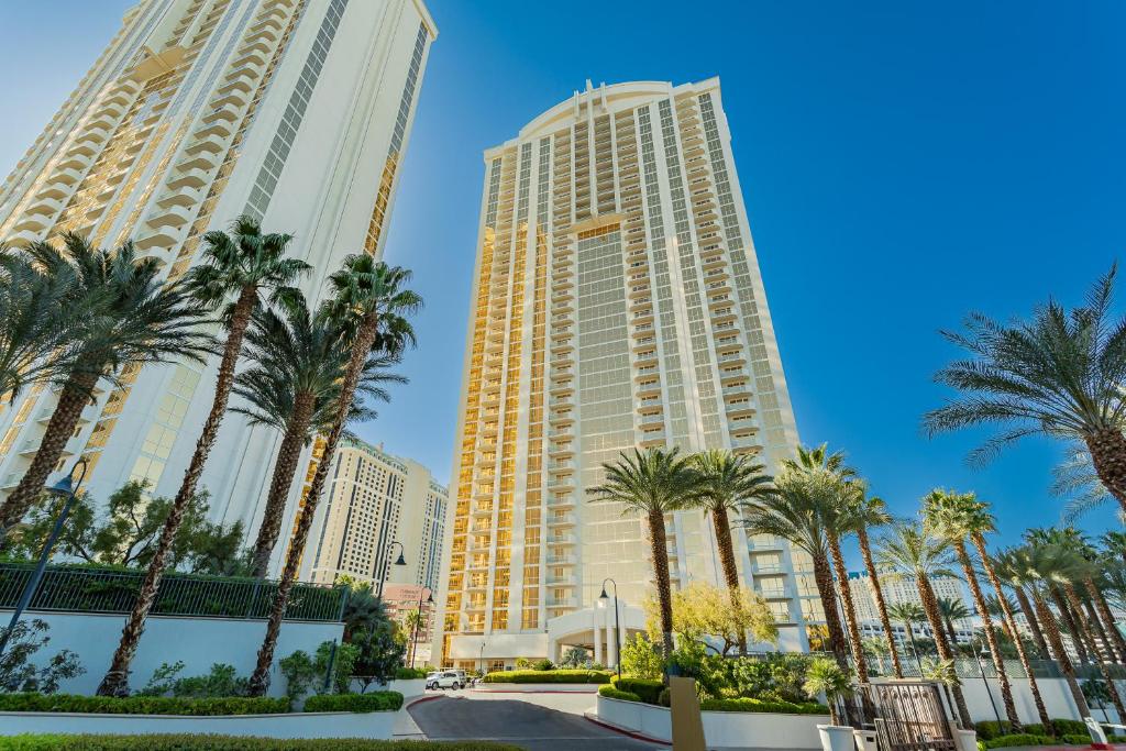 una vista de dos edificios altos con palmeras en MGM Signature, Centrally Located, Strip Views NO RESORT FEE, en Las Vegas