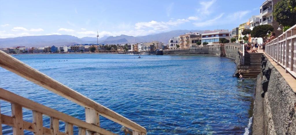 Blick auf einen Fluss in einer Stadt mit Gebäuden in der Unterkunft Apartamento Playa I & II Arinaga in Arinaga