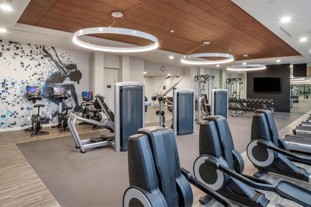 Fitness centrum a/nebo fitness zařízení v ubytování Sheraton Suites Wilmington Downtown