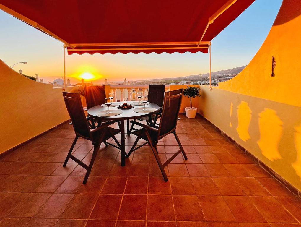 un tavolo e sedie su un balcone con vista di Terraza del Mar ad Adeje