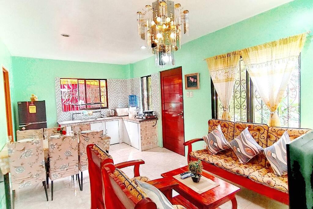 - un salon avec un canapé et une table dans l'établissement Family Friendly Entire House 4 minutes to Beach, à Liloan