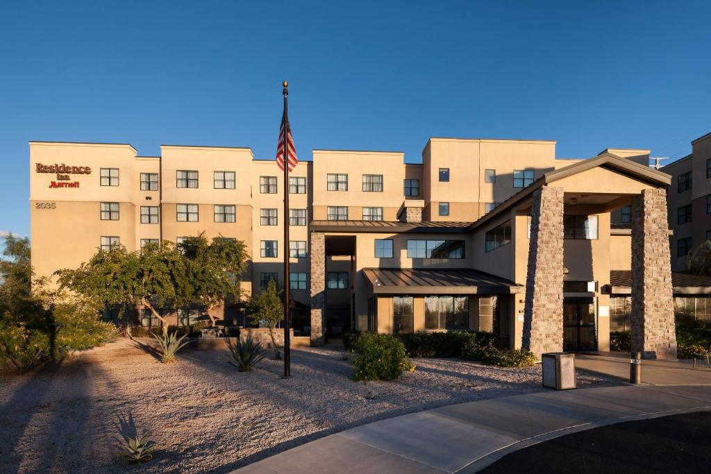 un edificio con una bandera americana delante de él en Residence Inn Phoenix North Happy Valley en Phoenix