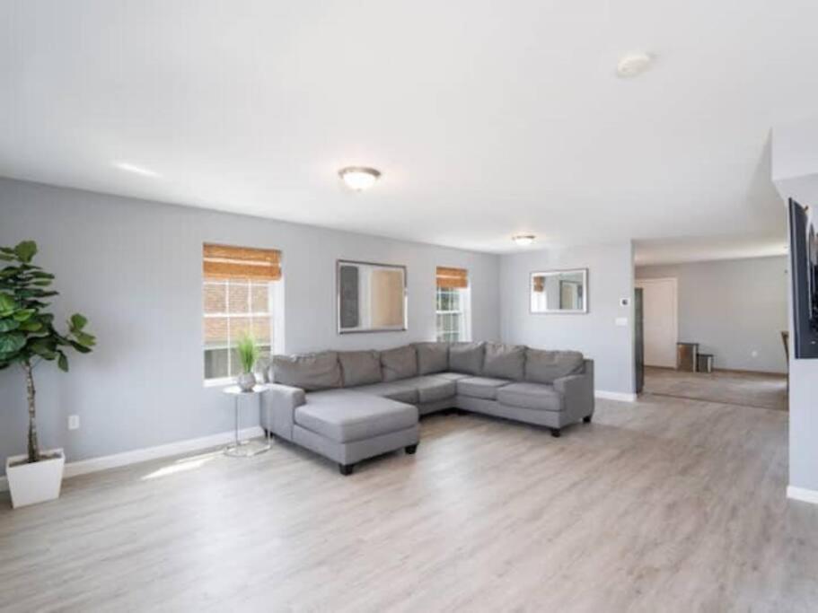 Gorgeous Waterfront 3 Bedroom, 1.5 Bathroom Unit. - Apartamento De Tres Habitaciones