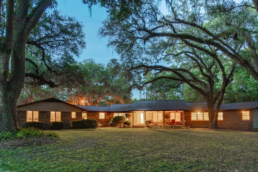 una casa en el bosque con luces encendidas en Manders Manor, en Perry