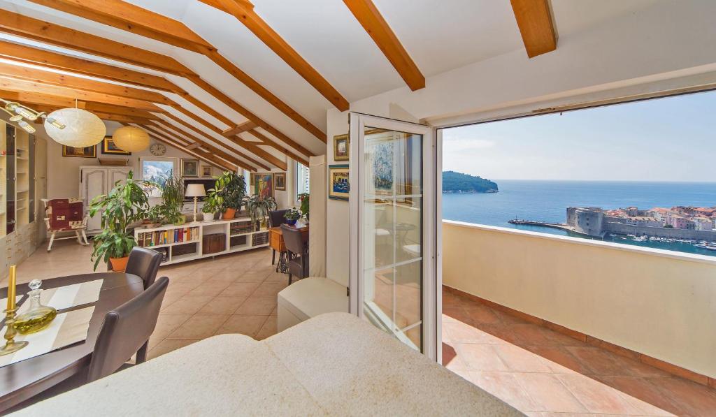 een woonkamer met uitzicht op de oceaan bij Apartment Varina in Dubrovnik