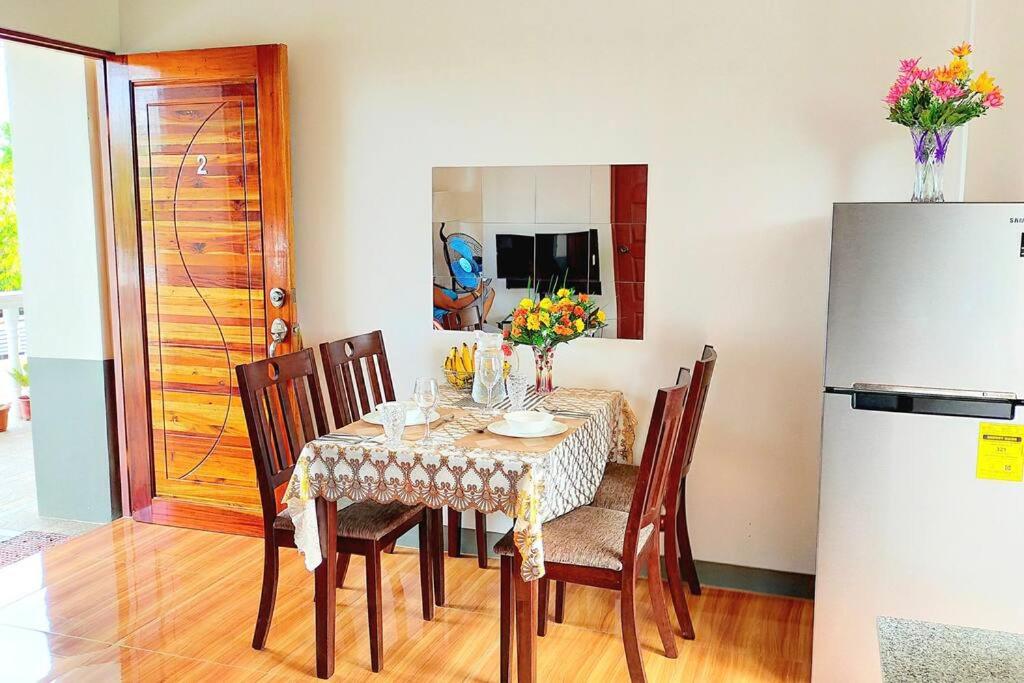 Kuchyň nebo kuchyňský kout v ubytování Retreat to a Stylish Flat w/ Balcony + Garden View