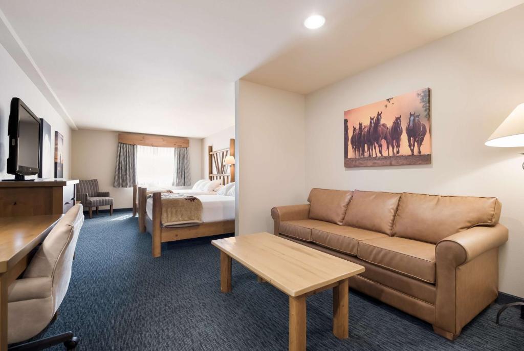 Best Western Plus Kentwood Lodge - Large Queen Room With Two Queen Beds - Non-Smoking