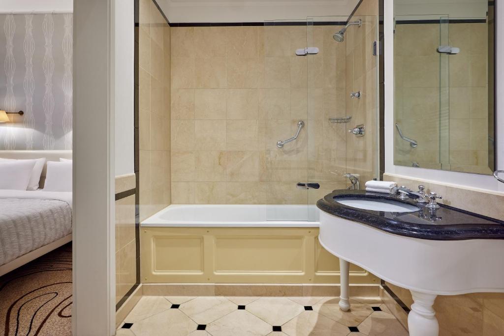 
Queen Room Chic Palais
