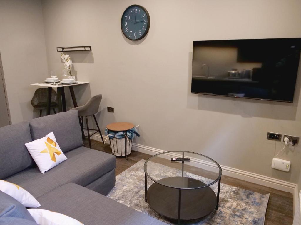 Silver Luxury One Bed with Office Sofa Bed City Centre