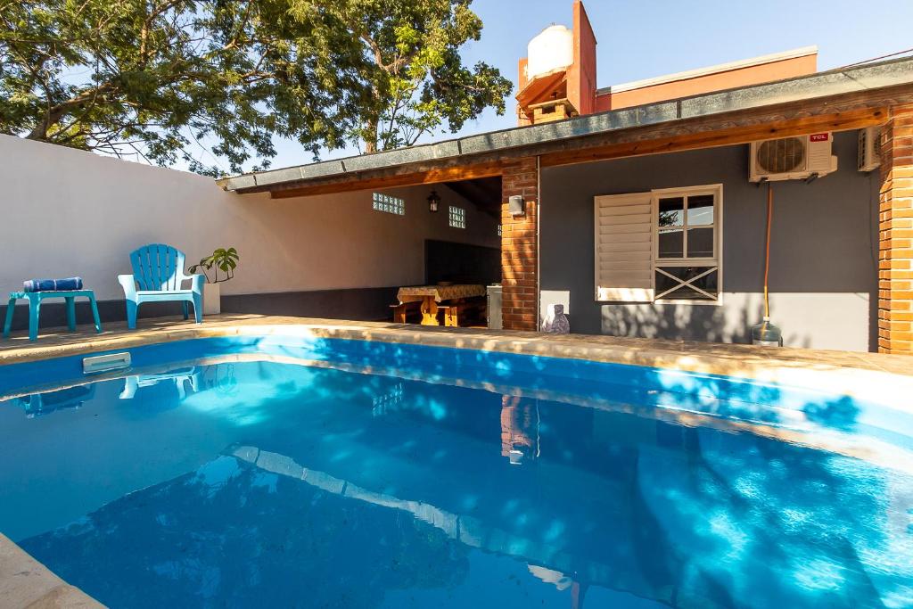 een zwembad voor een huis bij Brisas Iguazú in Puerto Iguazú
