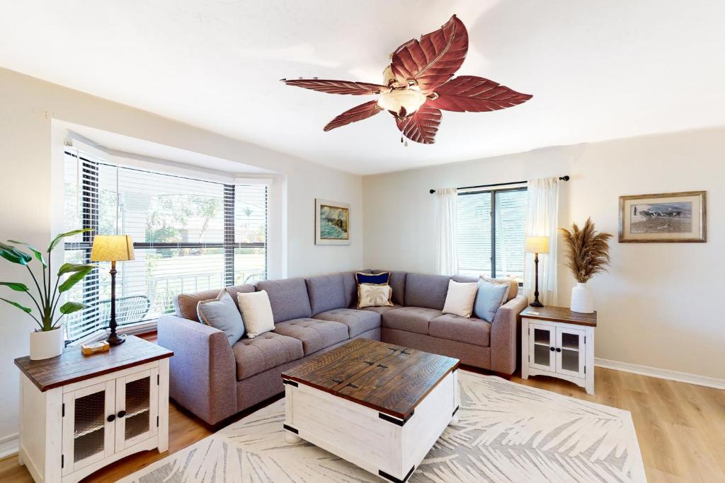ein Wohnzimmer mit einer Couch und einem Deckenventilator in der Unterkunft Creating Memories by the Canal in Cape Coral