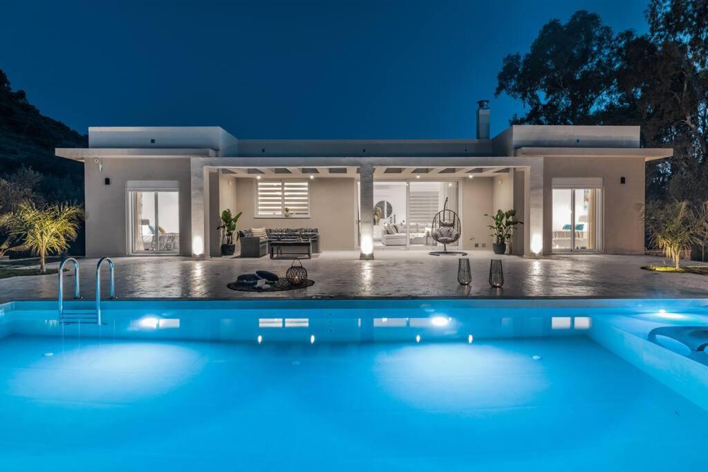 una gran piscina frente a una casa en Melissia Luxury Villa, en Zakynthos