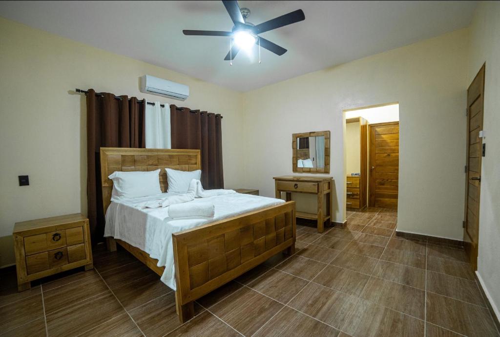VillaLunaCaridad في جاراباكو: غرفة نوم بسرير ومروحة سقف