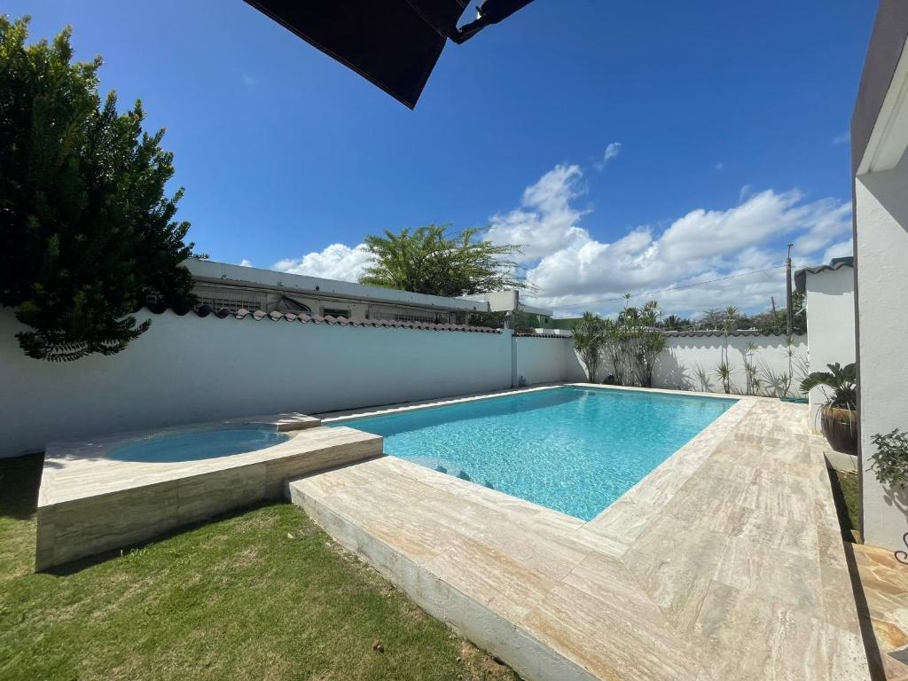 una piscina en el patio trasero de una casa en CasaMar House Whit Pool 3 Bedrooms 3 Bathrooms, en San Juan