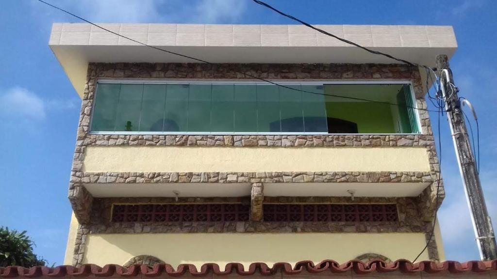 a window on the side of a building at Hostel Canto da Ocian in Praia Grande