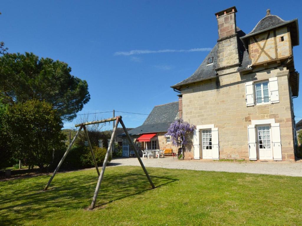 une ancienne balançoire située en face d'un bâtiment dans l'établissement 16th century house with private garden, à Brignac-la-Plaine