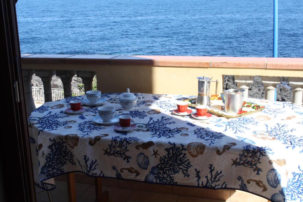 カーラゴノネにあるApartment Cala Gonone Beachのテーブル、テーブルクロス付きのバルコニー
