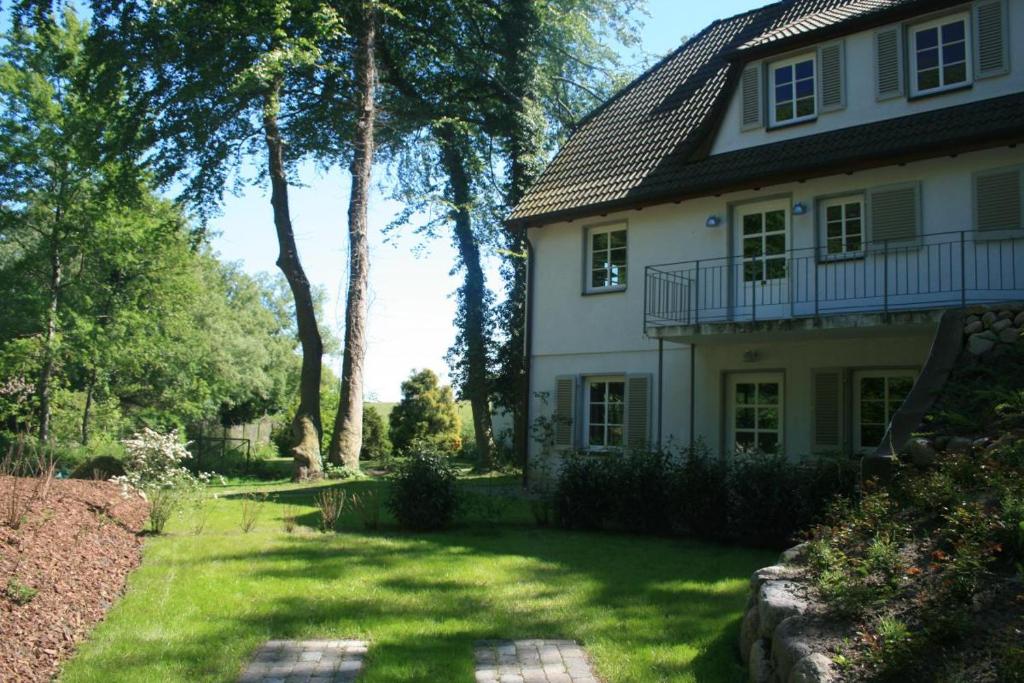 阿伦斯霍普Fe-Wo Schifferberg Lodge的白色的房子,有绿草的院子