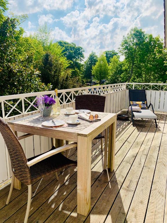 a wooden table and chairs on a wooden deck at Strandquartier 31 "Quartier 1" in Wustrow